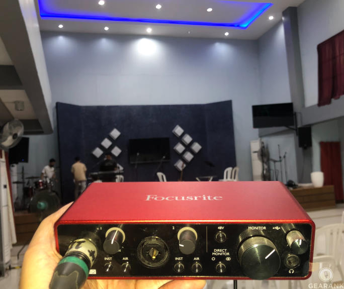 Focusrite Scarlett 2i2 3rd Gen用于现场录制